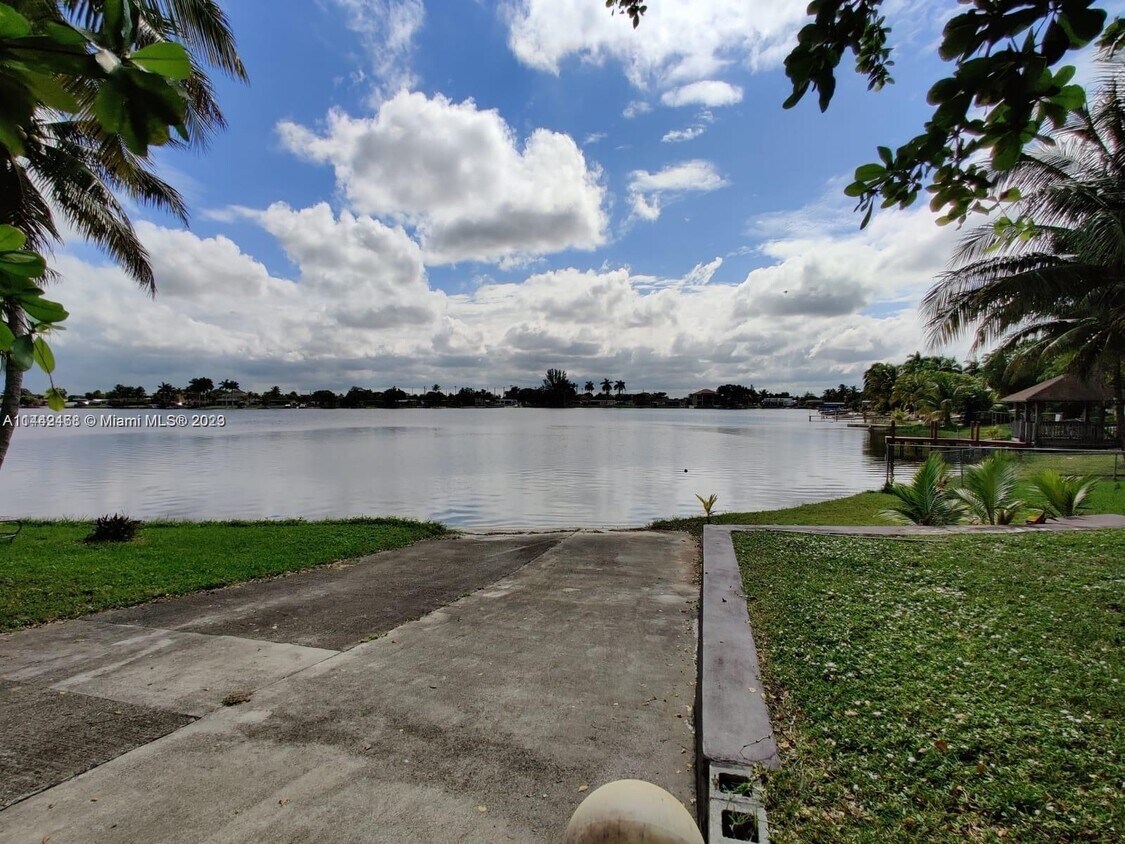 Foto del edificio - 8110 NW 185th St