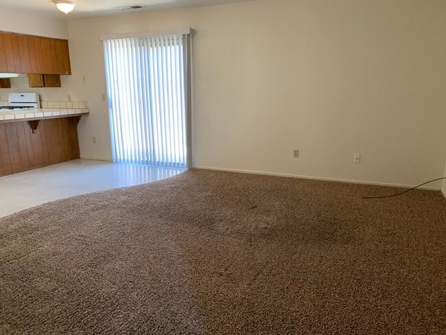 Building Photo - Middle unit available on Cross in Tulare!