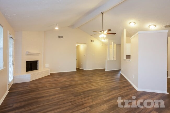 Foto del edificio - 16230 Rancho Blanco Dr