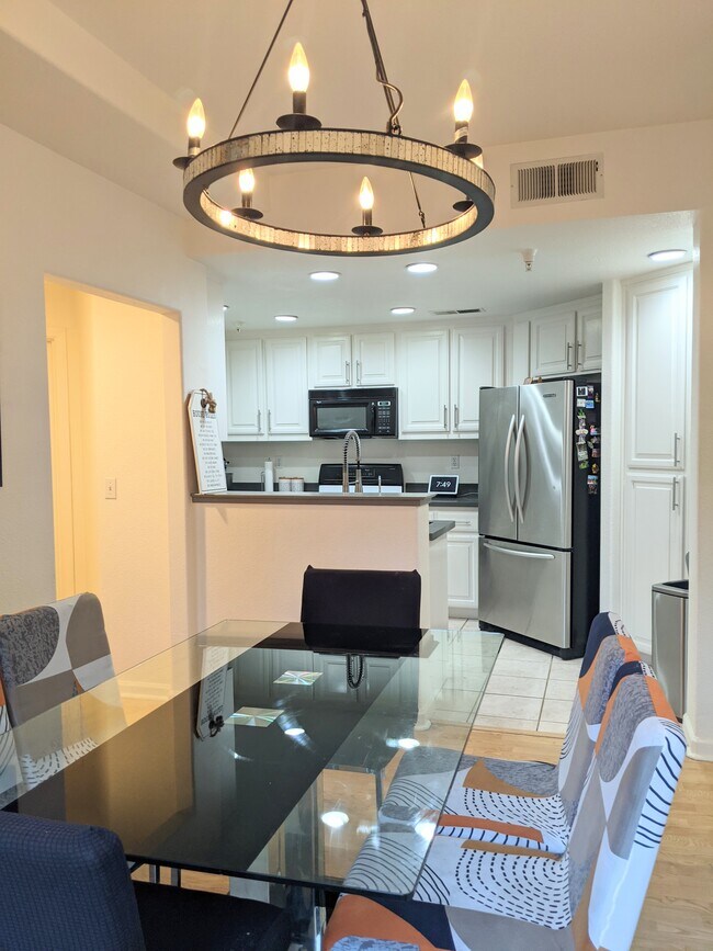 Building Photo - 464 Tower Hill Ave