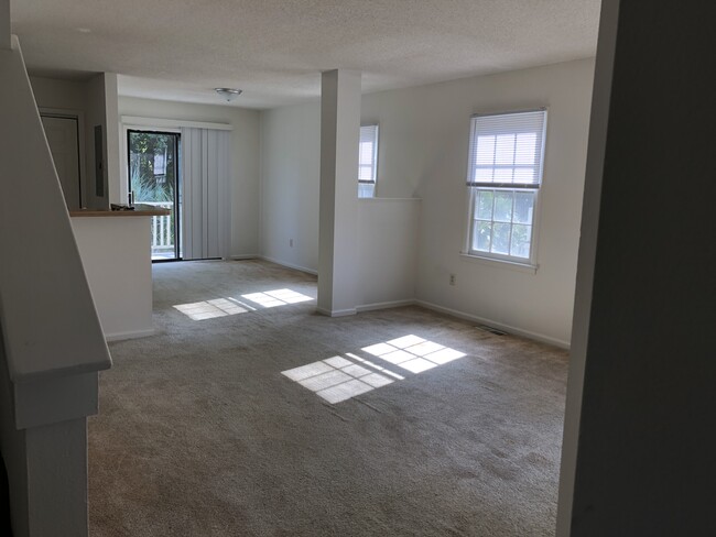 Building Photo - 307 Queens Ct