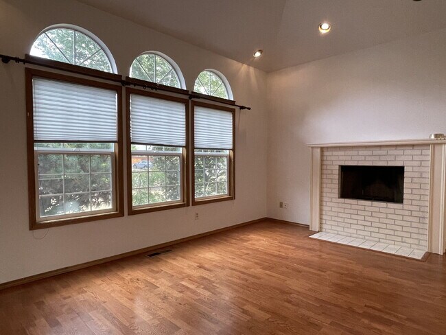 Foto del edificio - Classic 3-Bedroom Home with Large Yard & Attached 2-Car Garage