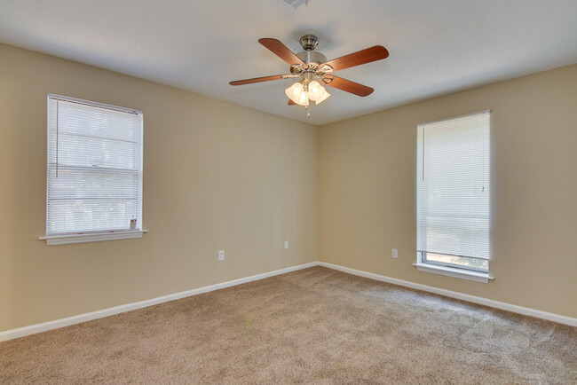 Building Photo - Spacious Four Bedroom