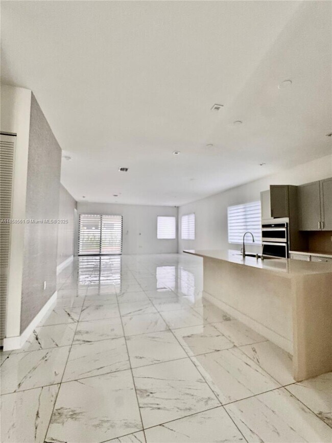 Foto del edificio - 8143 NW 45th St