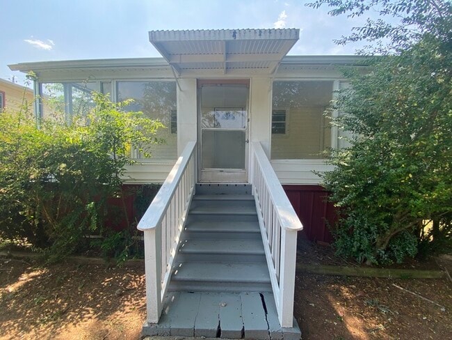 Building Photo - Charming Bungalow!