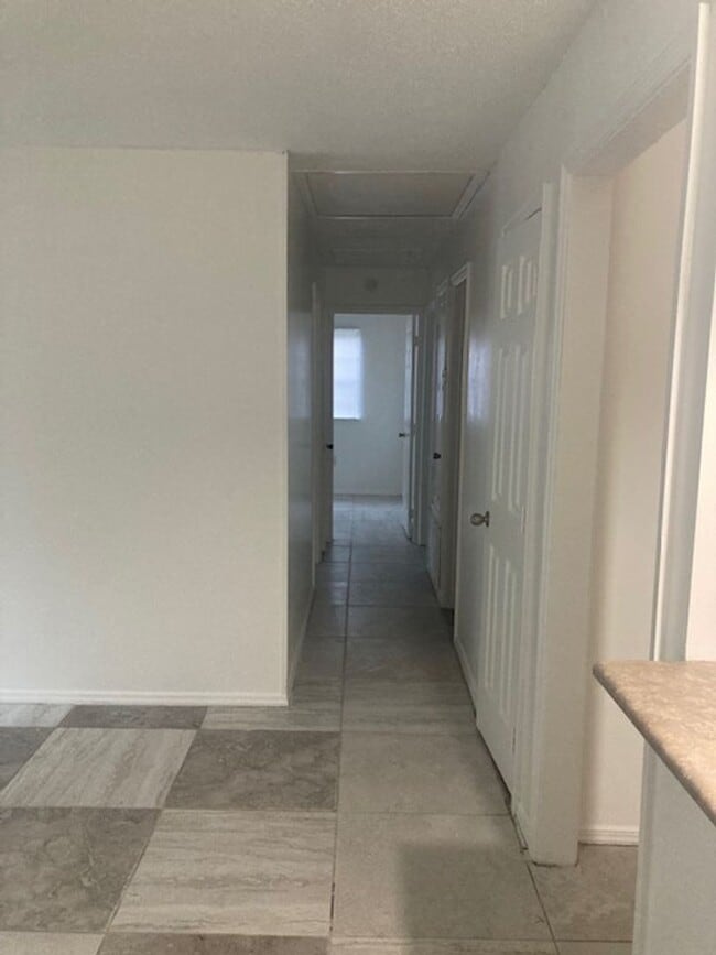 Building Photo - 3002 Pineland Dr