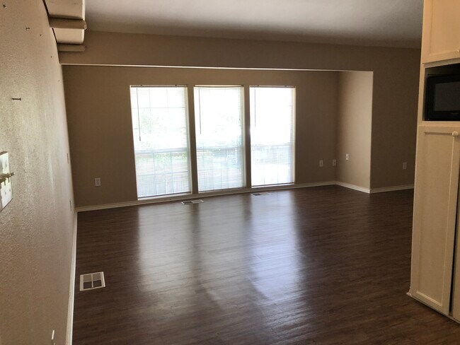 Lots of light in living area - 2714 Bolivar St