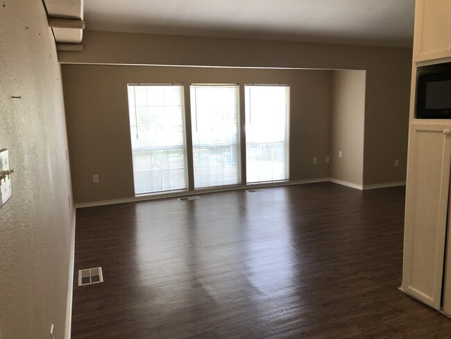 Lots of light in living area - 2714 Bolivar St
