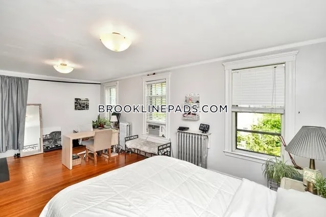 Building Photo - 105 Colbourne Cres