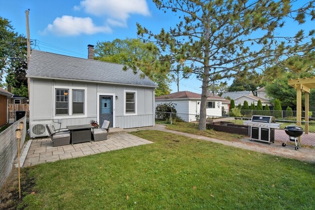 Building Photo - 7416 W Palatine Ave