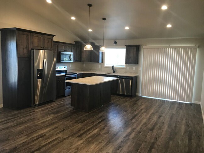 Foto del edificio - 4 Bed 2 Bath Single Family Home