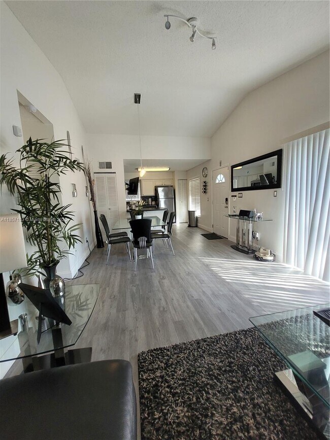Foto del edificio - 4375 White Pine Ave