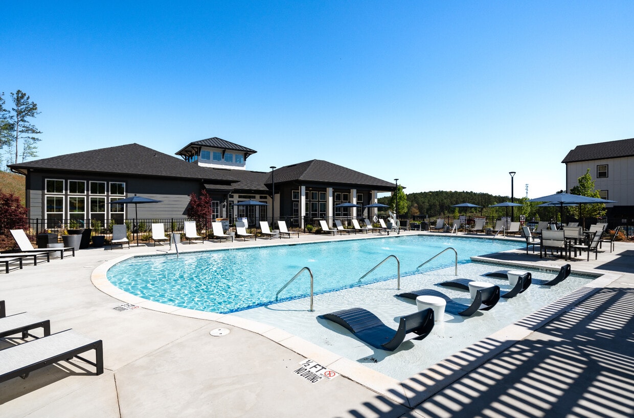 Advenir at Mallory Lake Apartments in Lagrange, GA
