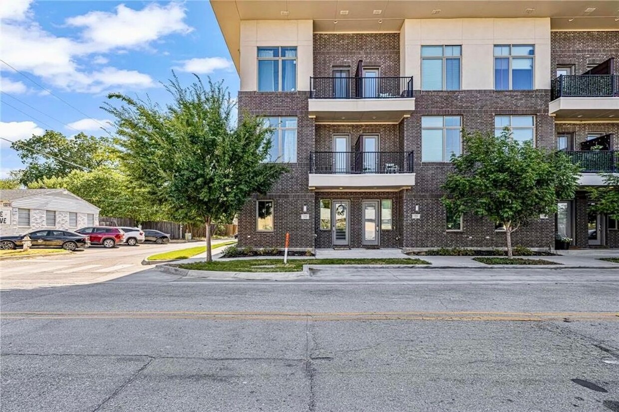 Primary Photo - Stunning 3-story townhouse located in the ...