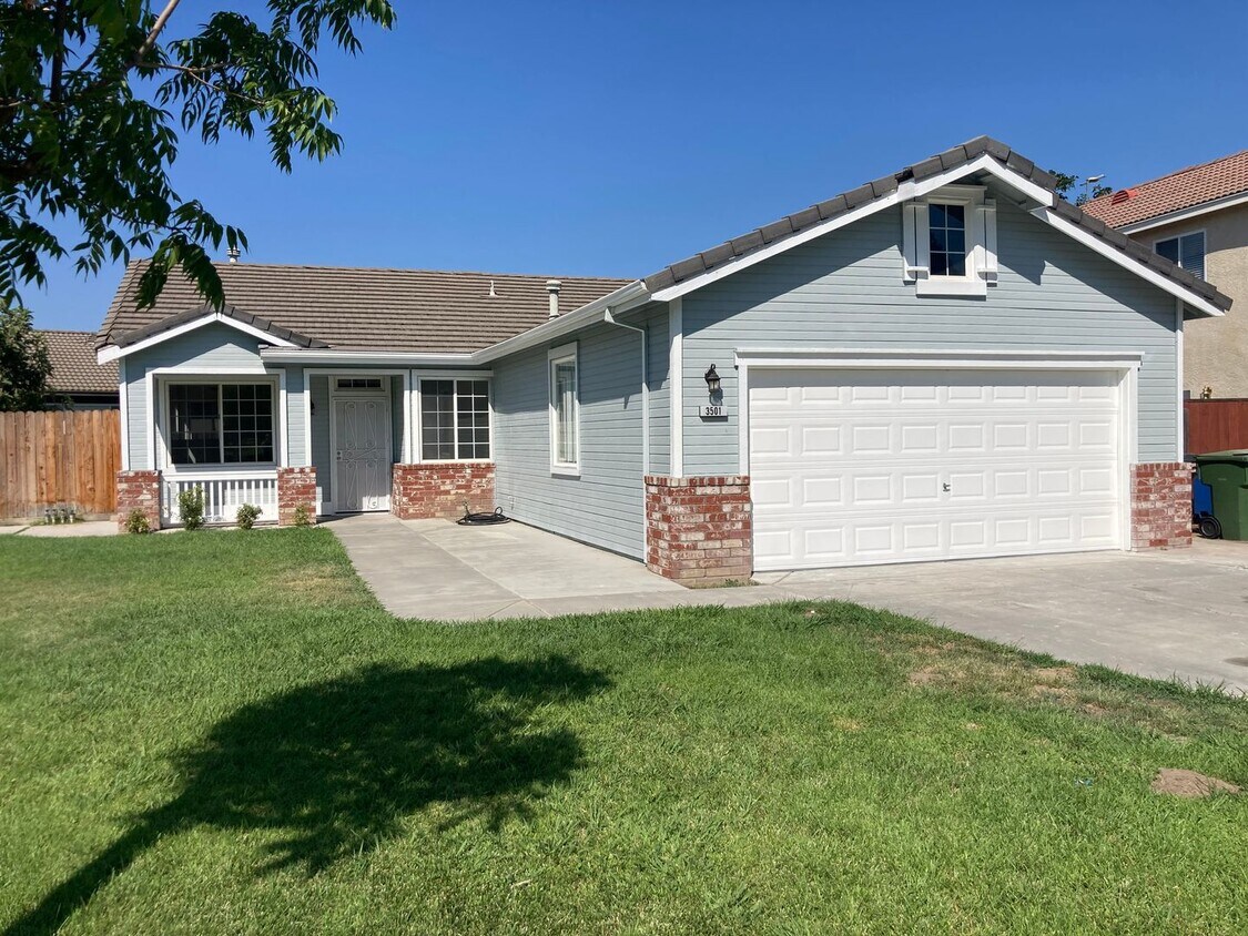 Primary Photo - Beautiful Turlock 3 Bedroom 2 Bathroom Home.