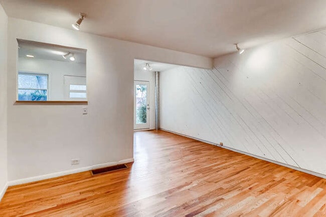 Building Photo - 725 W 18th St