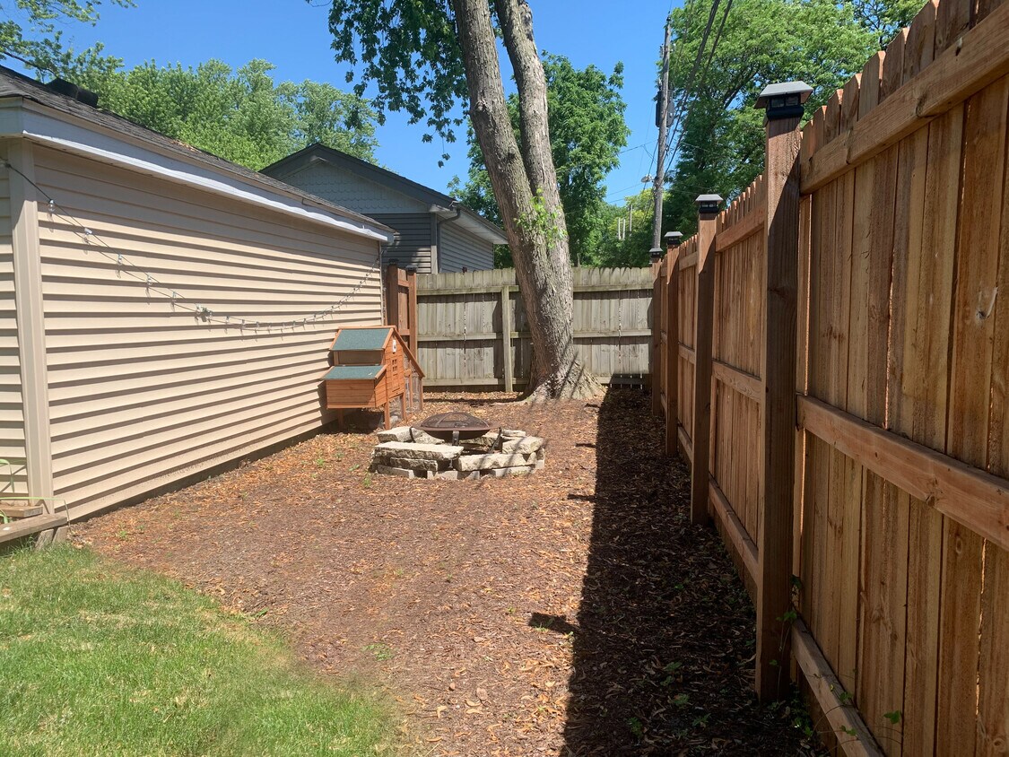 Backyard area with fire pit and chicken coop! Another great area for planting, gardening or entertaining. Brand new fence all around the property. - 1336 N Eagle St