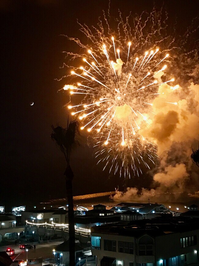 Podrás ver los fuegos artificiales del 4 de julio y el desfile de barcos de Redondo Beach desde tu balcón. - 640 The Vlg
