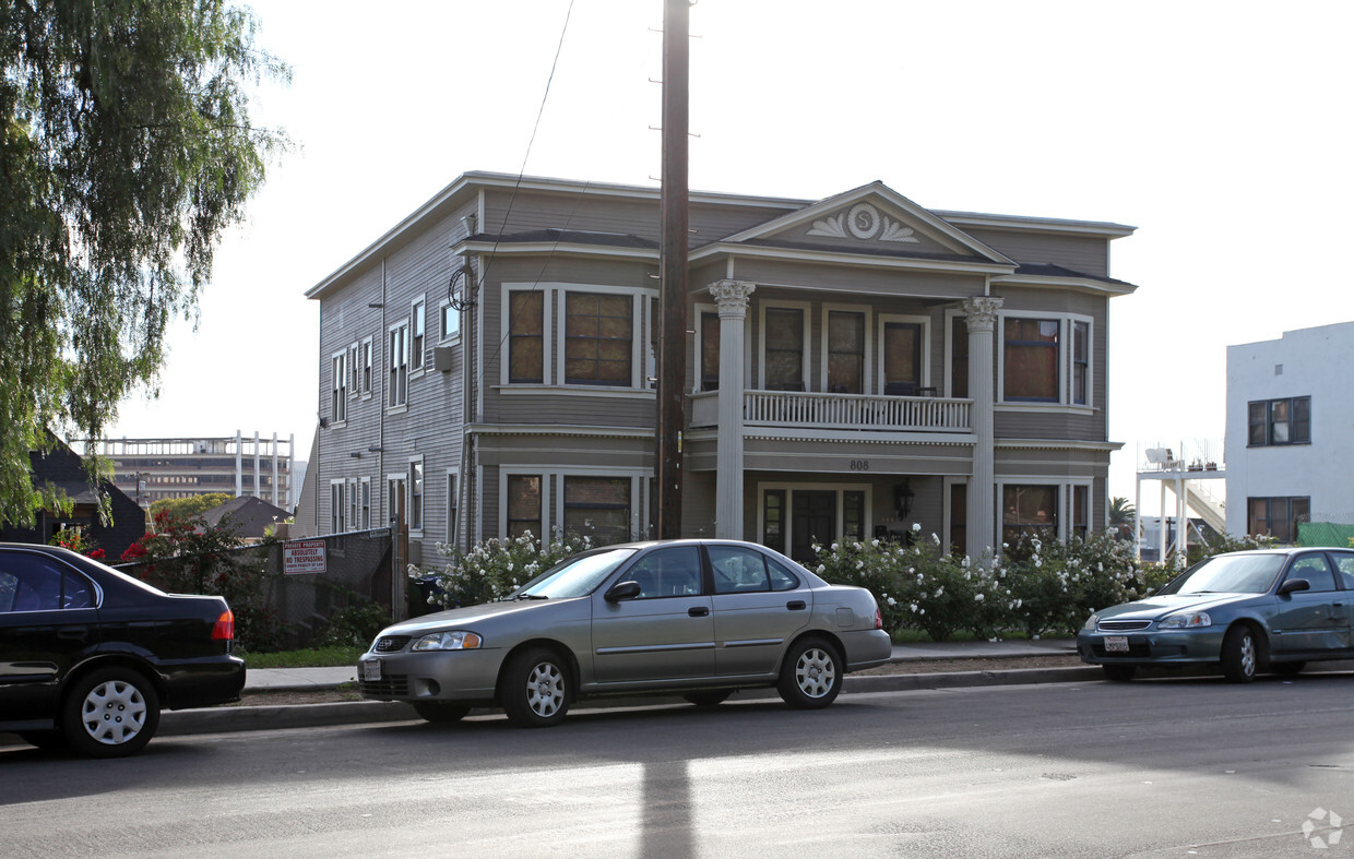 Primary Photo - 808 E Edgeware Rd