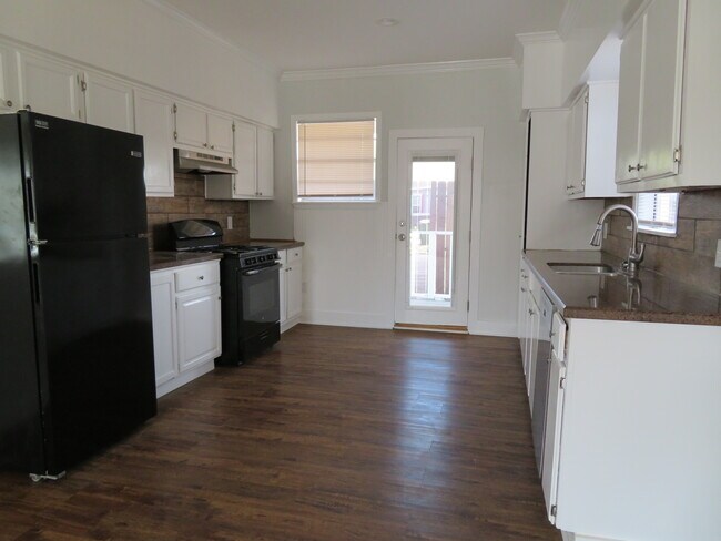 Building Photo - 617 Dumble St