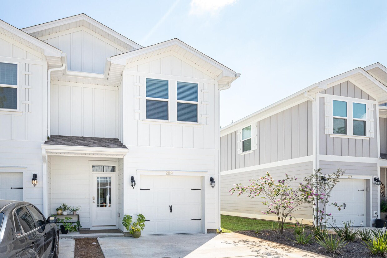 Primary Photo - 209 Sandhill Pines Dr