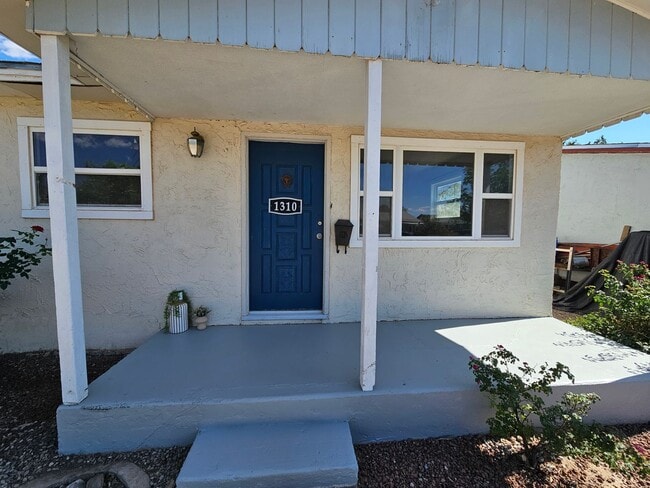 Building Photo - Beautifully maintained 3 bdrm/2 bath with ...