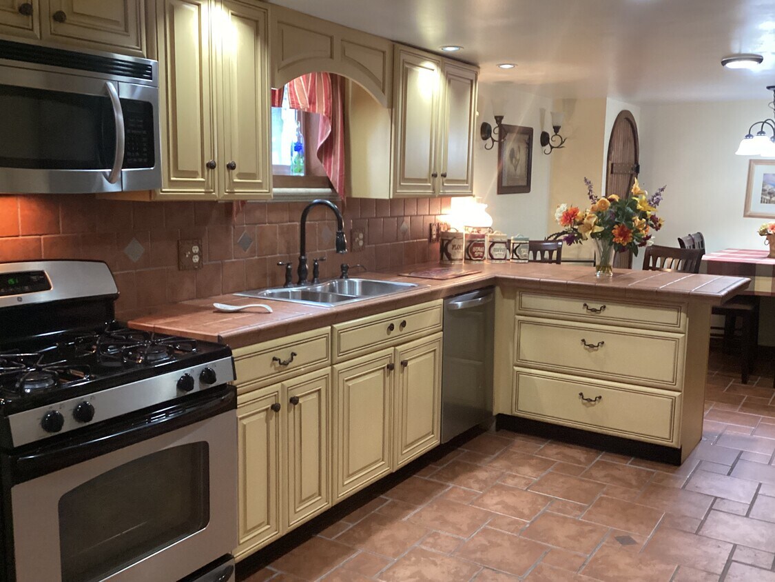 Foto principal - Furnished Apartment Living at 277 N Highland