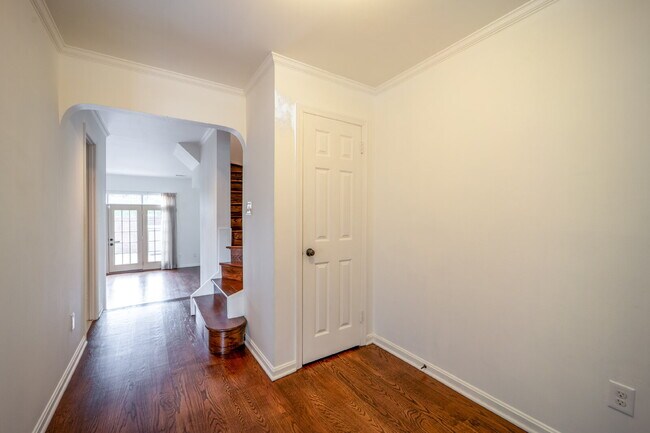 Foto del edificio - Sophisticated Townhome Steps from East Fal...