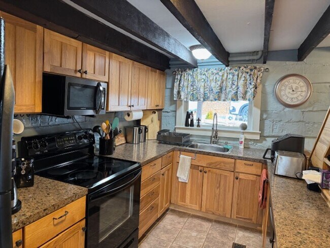 Building Photo - Renovated Log Cabin