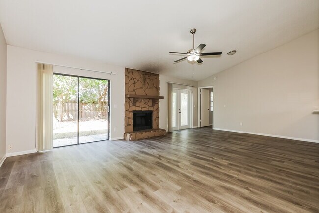 Foto del edificio - 831 Sunridge Point Dr