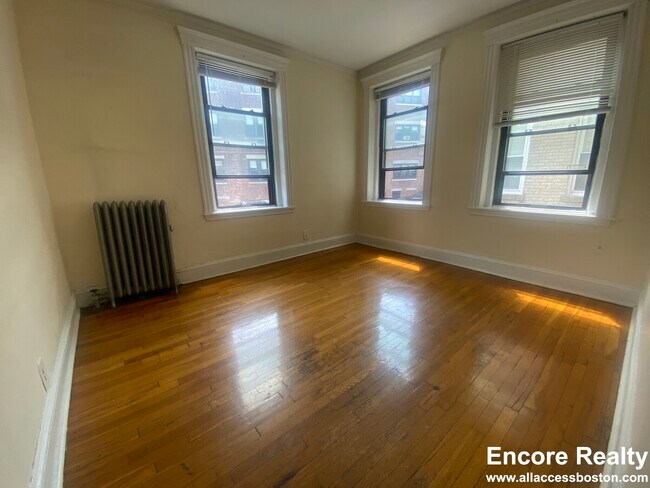 Building Photo - 364 Riverway