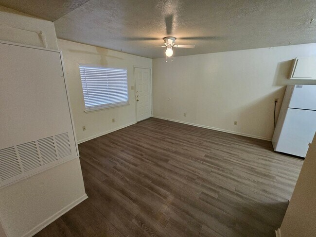 Building Photo - College Station - 2 Bedroom / 1 Bath in No...