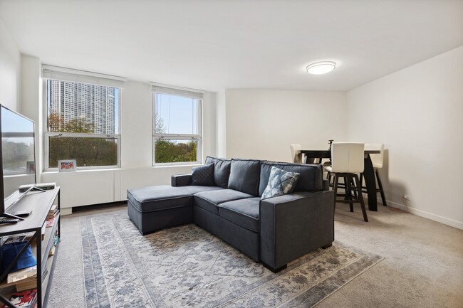 Foto del edificio - 2626 N Lakeview Ave