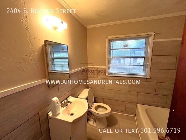 Building Photo - 2404 S Booker St