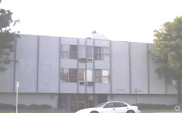 Building Photo - 7107 Woodman Ave