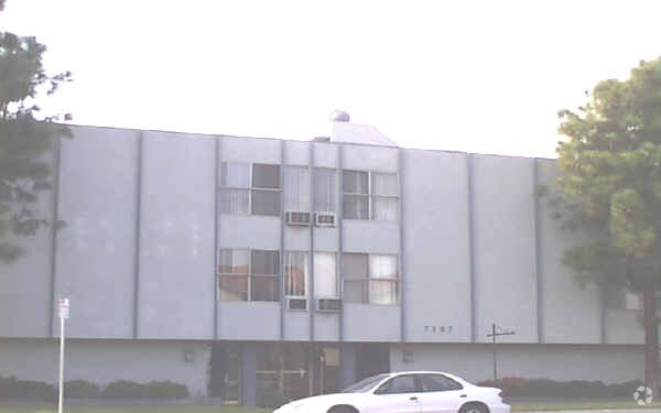 Foto del edificio - 7107 Woodman Ave