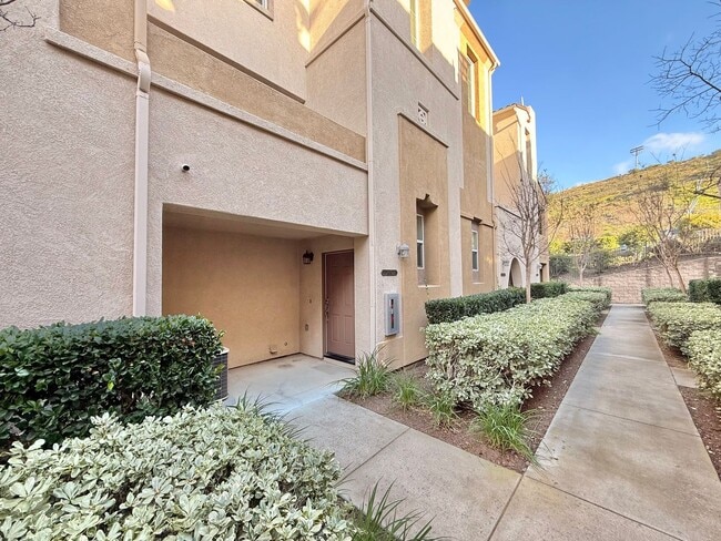 Building Photo - Beautiful 3 Bedroom townhome in San Marcos!