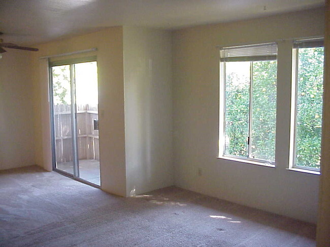 Building Photo - 122 E Swift St
