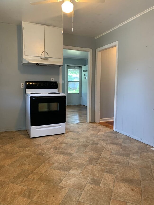 Building Photo - Updated 2 bed/1 bath, 720 sqft home!