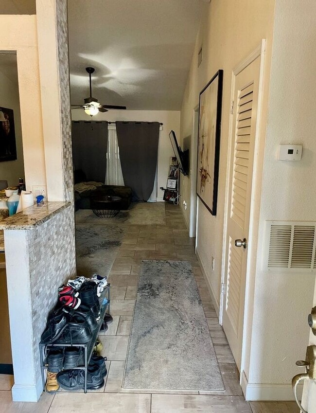 Building Photo - 1 bedroom Creekside Villas Townhome Near O...