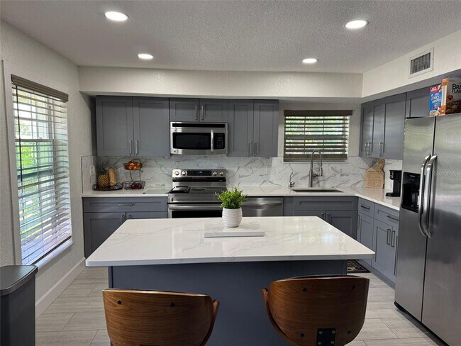 Foto del edificio - 1663 Birchcrest Blvd