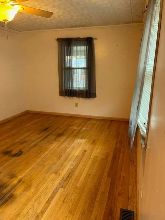 Building Photo - Charming 3 bedroom 1 bath in Pembroke VA