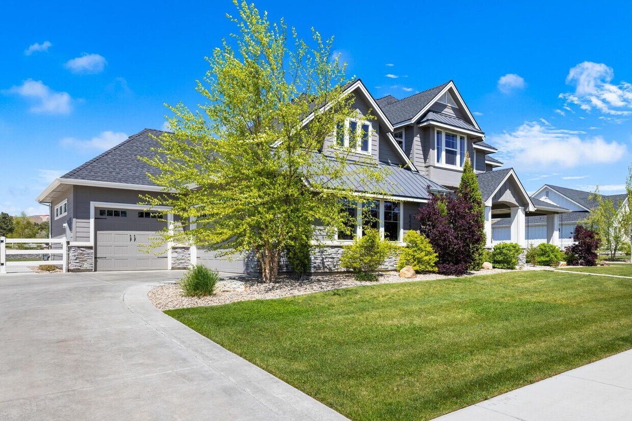 Primary Photo - Exquisite Luxury Retreat on 1 Acre – 5BR/4...