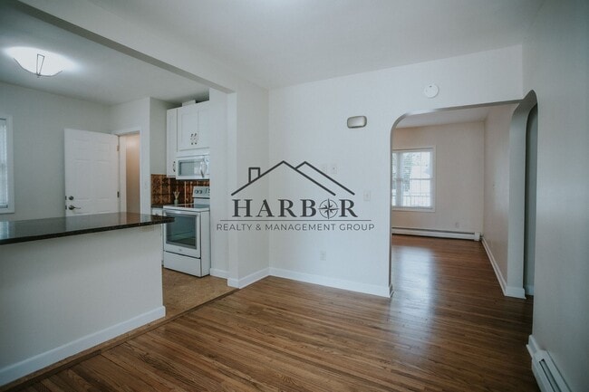 Building Photo - 608 6th Ave SW