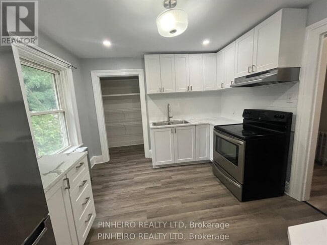 Building Photo - 611 Talbot St