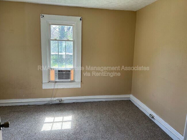 Building Photo - 493 New Ln St