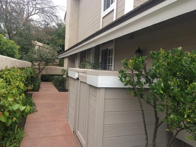 Building Photo - 4563 Tam Oshanter Dr