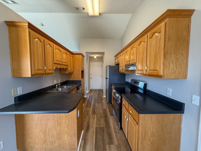 Building Photo - 3 bedroom 2 bath home with all new floorin...