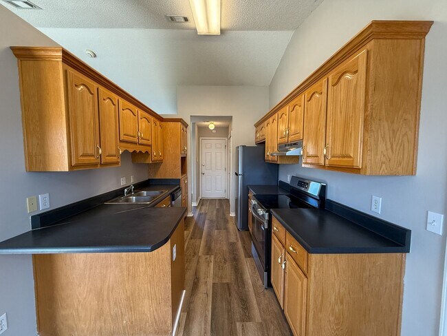 Foto del edificio - 3 bedroom 2 bath home with all new floorin...