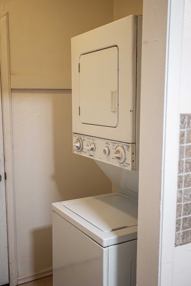 Lavadora y secadora de 2 dormitorios y 1 baño - Rolando Place Apartments
